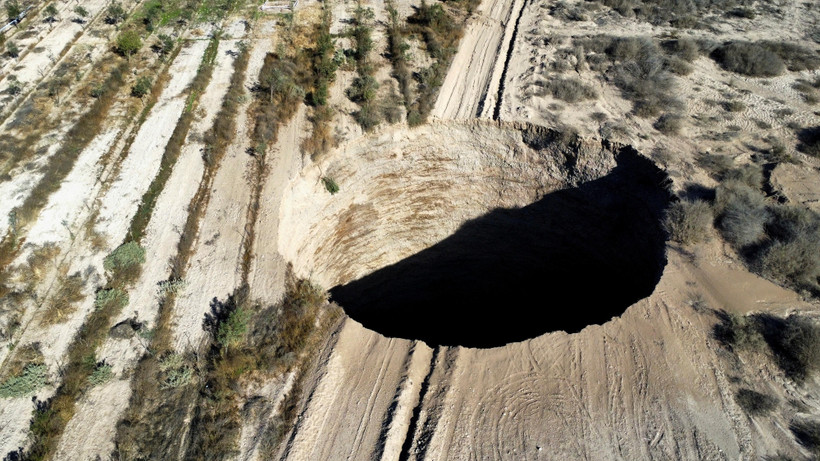 "Hố tử thần" xuất hiện tại Tierra Amarilla, Copiapo, Chile, ngày 1/8/2022. (Ảnh: Reuters) 