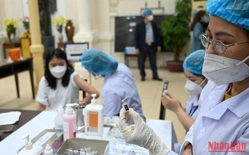 Tiêm vaccine cho học sinh trung học cơ sở ở Hà Nội vào tháng 11/2021. (Ảnh minh họa: DUY LINH)