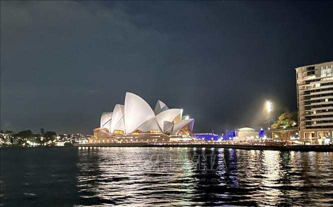 Nhà hát Con Sò tại trung tâm thành phố Sydney lung linh về đêm. (Ảnh: TTXVN)
