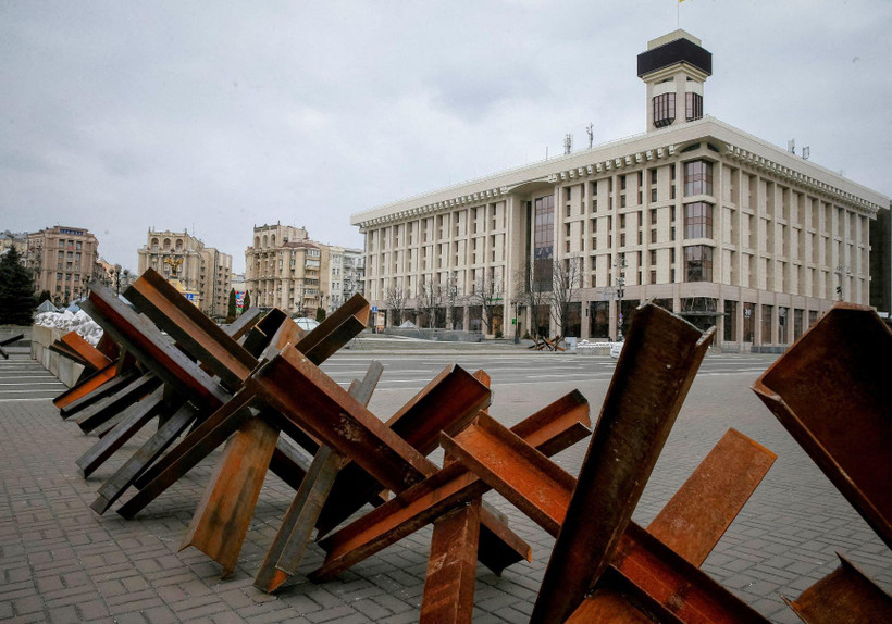 Hàng rào chống tăng trên đường phố Kiev, Ukraine, ngày 7/3/2022. (Ảnh: Reuters)