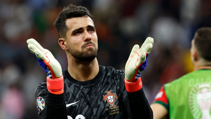 Diogo Costa xúc động sau khi giúp đội nhà giành chiến thắng trên chấm luân lưu để đoạt vé vào tứ kết. (Ảnh: Reuters)