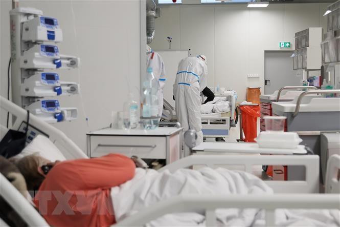 Điều trị cho bệnh nhân nhiễm Covid-19 tại bệnh viện ở Vácsava, Ba Lan. (Ảnh: PAP/TTXVN)