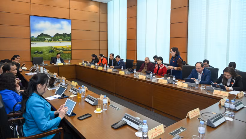 Quang cảnh phiên thảo luận tại Tổ 8. (Ảnh: DUY LINH) 