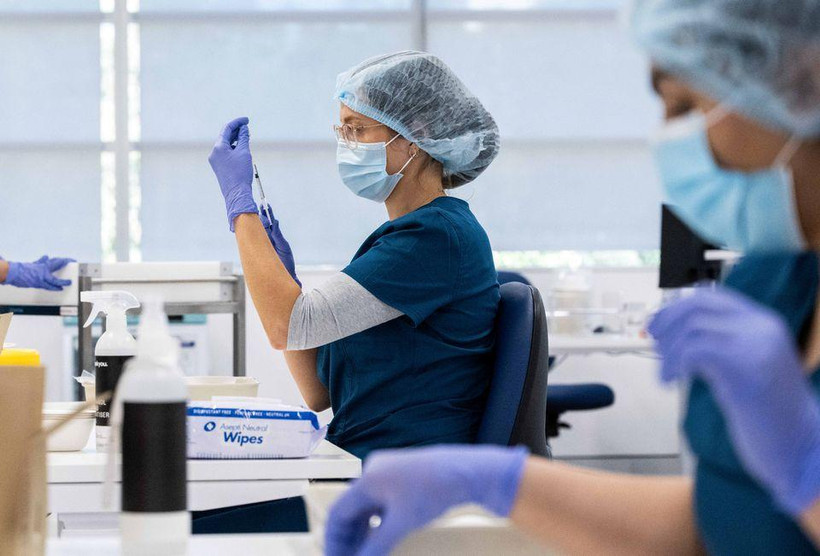 Nhân viên y tế chuẩn bị các liều vaccine phòng Covid-19, Sydney, Australia, ngày 10/5/2021. (Ảnh: Reuters) 