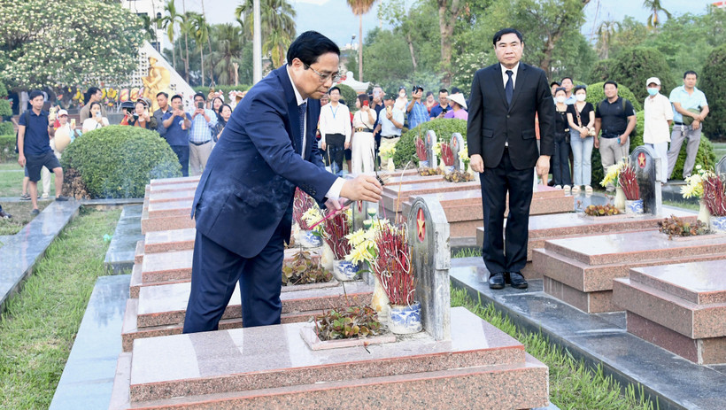 Thủ tướng Phạm Minh Chính dâng hương tại các phần mộ liệt sĩ ở Nghĩa trang Liệt sĩ quốc gia A1.