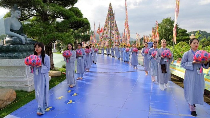 Giới trẻ du xuân lễ Phật để khởi đầu năm mới an lành, ý nghĩa. 