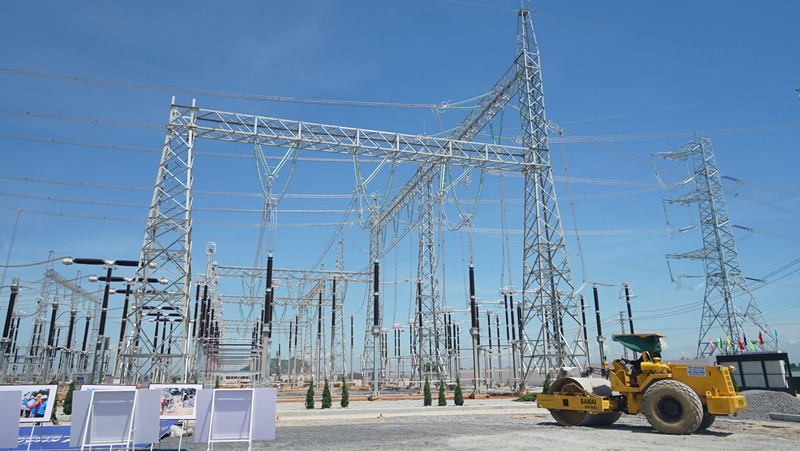 Công tác chuẩn bị cho lễ khánh thành dự án đường dây 500kV mạch 3 tại điểm cầu Thanh Hóa (Trạm biến áp 500kV Thanh Hóa) đã hoàn tất. (Ảnh: TRUNG HƯNG)