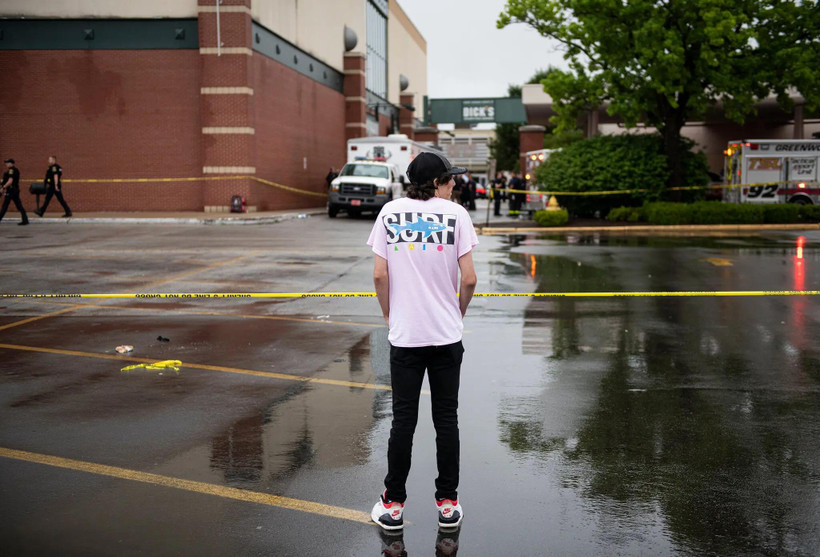 Cảnh sát phong toả hiện trường vụ xả súng ở trung tâm thương mại thuộc Greenwood, vùng ngoại ô Indianapolis, thủ phủ bang Indiana (Mỹ), ngày 17/7/2022. (Ảnh: New York Times)