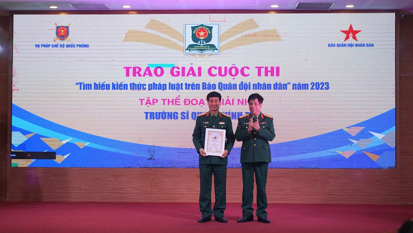 Thượng tướng Nguyễn Văn Nghĩa, Phó Tổng tham mưu trưởng Quân đội nhân dân Việt Nam trao giải nhất tập thể Cuộc thi “Tìm hiểu kiến thức pháp luật” trên Báo Quân đội nhân dân điện tử năm 2023 cho đại diện Trường Sĩ quan Chính trị. (Ảnh: TRUNG HƯNG)