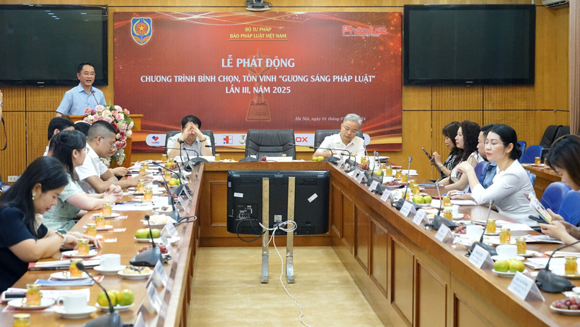 Toàn cảnh lễ Phát động chương trình bình chọn, tôn vinh “Gương sáng pháp luật” lần 3 năm 2025. (Ảnh: TRUNG HƯNG)