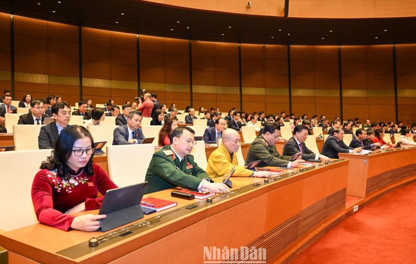 Các đại biểu Quốc hội bấm nút biểu quyết thông qua Luật Khám bệnh, chữa bệnh (sửa đổi). (Ảnh: DUY LINH)