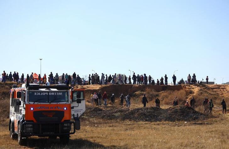 Người dân tập trung bên ngoài hiện trường vụ nổ súng ở quán bar tại thị trấn Soweto, Nam Phi, ngày 10/7/2022. (Ảnh: REUTERS)