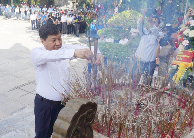 Phó Thủ tướng Lê Minh Khái dâng hương ở Nghĩa trang Liệt sĩ Trường Sơn.