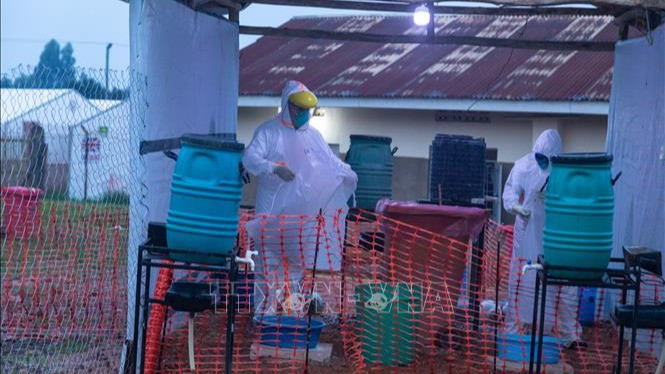 Các bác sĩ làm việc tại khu vực cách ly điều trị cho bệnh nhân nhiễm Ebola tại Mubende, Uganda. (Ảnh tư liệu: AFP/TTXVN)
