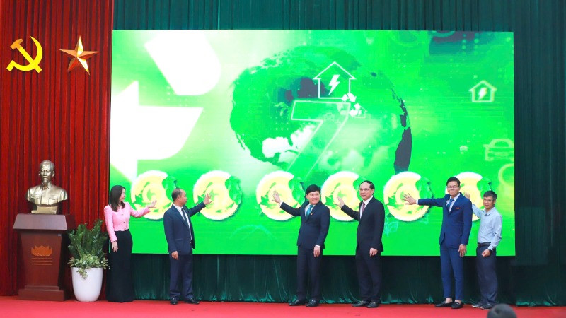 Các đại biểu thực hiện nghi thức phát động Ngày chuyển đổi xanh năm 2025. 