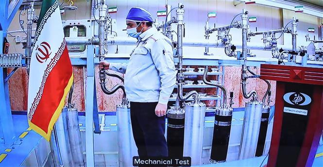 Kỹ thuật viên làm việc tại cơ sở làm giàu urani Natanz của Iran. (Ảnh: AFP/TTXVN)