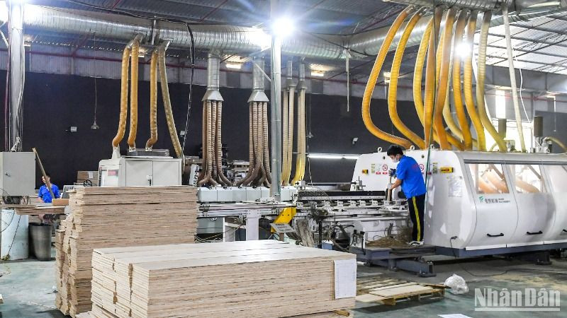 Chuyển đổi xanh là yêu cầu cấp thiết, bắt buộc các doanh nghiệp phải thích ứng để phát triển bền vững. (Ảnh minh họa: THÀNH ĐẠT)