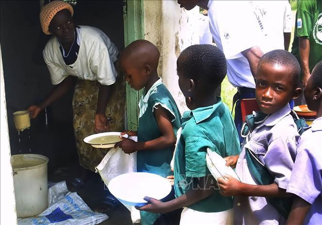 Trẻ em chờ nhận khẩu phần ăn do Chương trình Lương thực thế giới tài trợ ở Harare, Zimbabwe. Ảnh: AFP/TTXVN