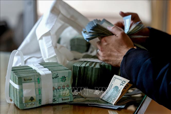 Nhân viên kiểm đồng bảng Liban tại văn phòng hối đoái ở Beirut. (Ảnh: AFP/TTXVN)