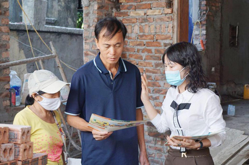 Cộng tác viên tuyên truyền, vận động người dân ở xã Tân Lập, huyện Đan Phượng (Hà Nội) phòng, chống dịch sốt xuất huyết.