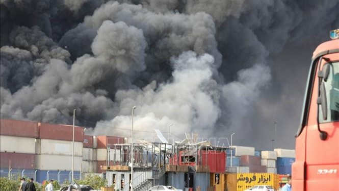Khói bốc lên tại hiện trường vụ nổ ở cảng Shahid Rajaee, tỉnh Hormozgan, Iran ngày 26/4/2025. (Ảnh: THX/TTXVN)