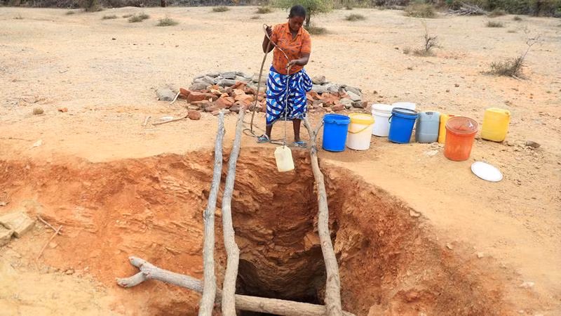 Người dân lấy nước từ một giếng nước ở Kotwa, Mudzi, Zimbabwe trong đợt hạn hán bởi tác động của El Nino, ngày 2/7/2024. (Ảnh: Reuters)