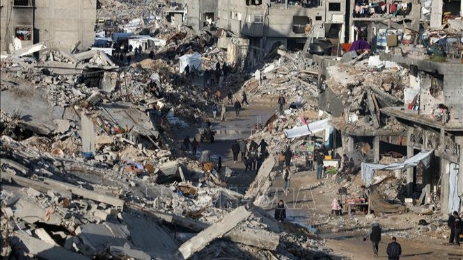 Những tòa nhà bị phá hủy do xung đột tại Dải Gaza. (Ảnh: THX/TTXVN)