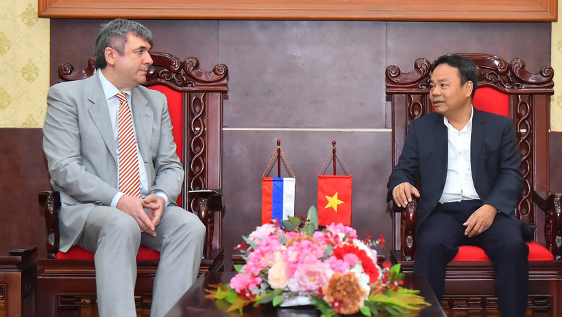 Phó Tổng Biên tập Báo Nhân Dân Đinh Như Hoan tiếp Phó Chủ nhiệm Ủy ban Đối ngoại thành phố Saint Petersburg, Kalganov Vyacheslav Gennadievich. (Ảnh: THỦY NGUYÊN) 
