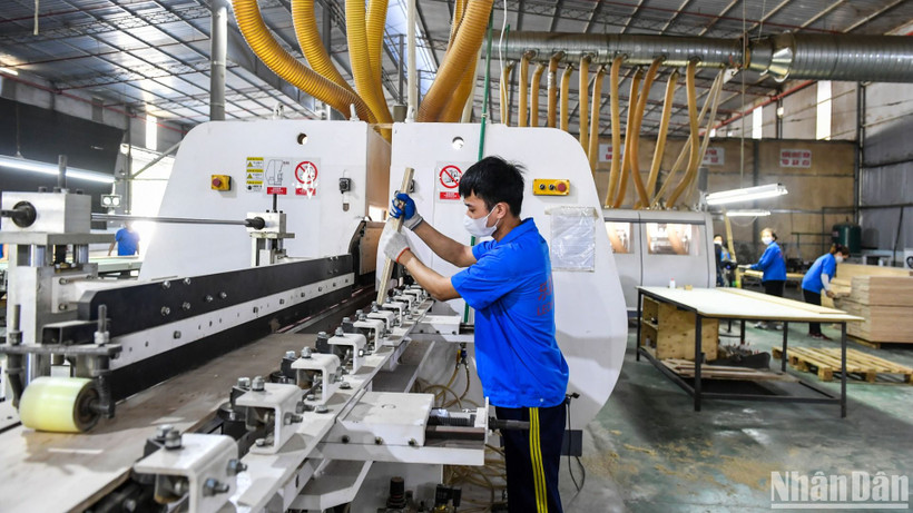 Bên cạnh việc chủ động thích ứng trước chính sách thuế đối ứng của Hoa Kỳ, các hiệp hội và doanh nghiệp cũng kiến nghị cần cân nhắc kỹ lưỡng các chính sách thuế, trong đó có thuế tiêu thụ đặc biệt để không cản trở động lực tăng trưởng kinh tế. (Ảnh minh họa: THÀNH ĐẠT) 