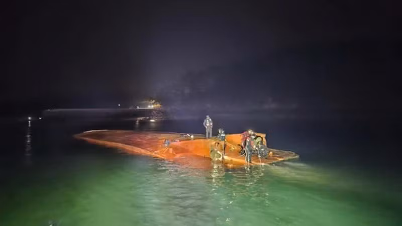 Hiện trường vụ lật phà tại Hàn Quốc hôm 30/12/2024. (Nguồn: TTXVN/Yonhap)