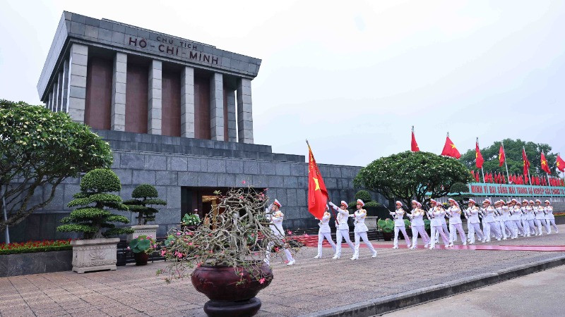 Sáng 19/5/2025, Lễ chào cờ và cử Quốc thiều được tổ chức thiêng liêng và đặc biệt tại Quảng trường Ba Đình lịch sử nhân dịp kỷ niệm 135 năm Ngày sinh Chủ tịch Hồ Chí Minh (19/5/1890-19/5/2025). (Ảnh: TTXVN) 