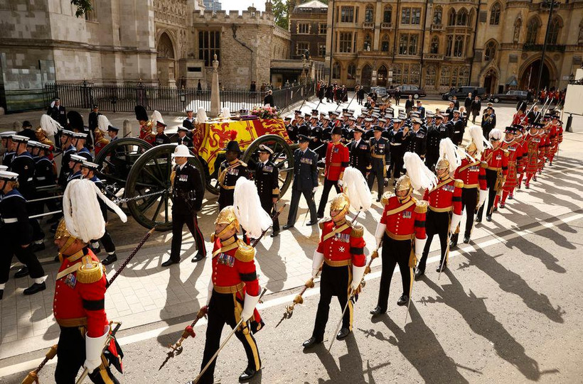 Linh cữu của Nữ hoàng Elizabeth II được đưa từ Tu viện Westminster tới nơi an táng trong lễ tang cấp nhà nước tổ chức tại London, Anh, ngày 19/9/2022. (Ảnh: Reuters)