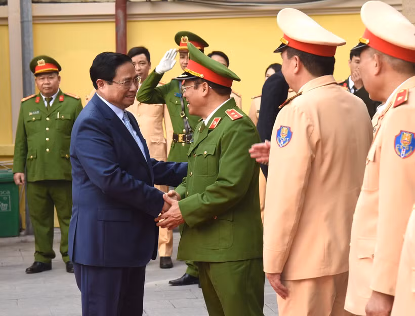 Thủ tướng Phạm Minh Chính đến thăm, chúc Tết Cục Cảnh sát giao thông.