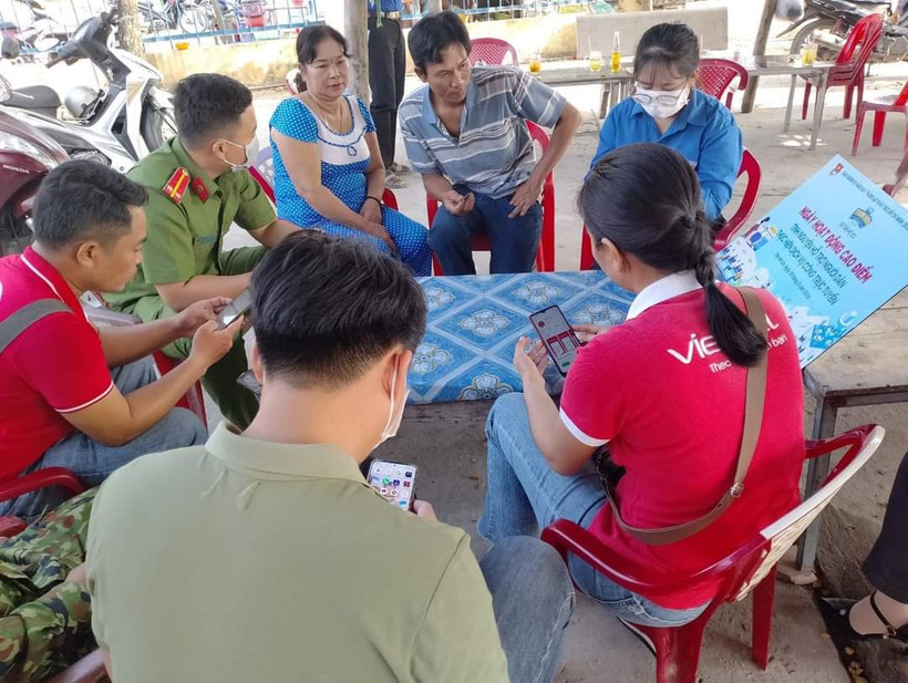 Đồng chí Thông tham gia hỗ trợ người dân thực hiện dịch vụ công trực tuyến.