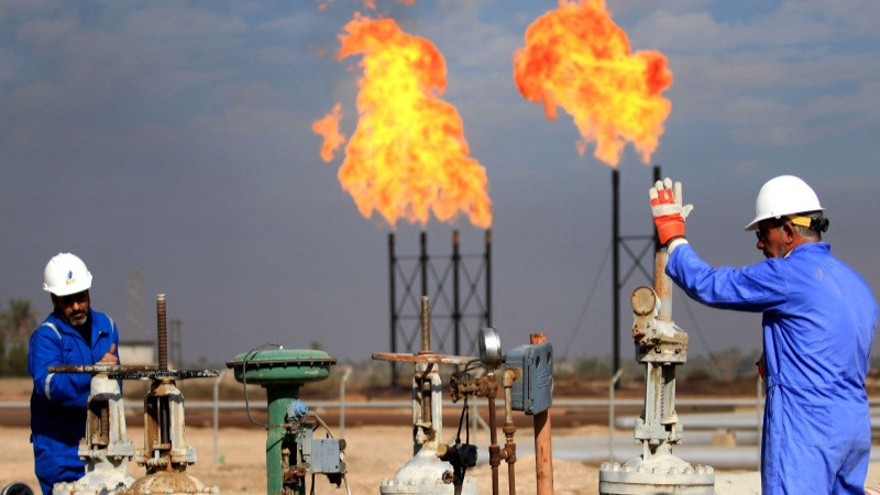 Công nhân làm việc tại một cơ sở khai thác dầu ở Basra, Iraq. (Ảnh: AFP/TTXVN)