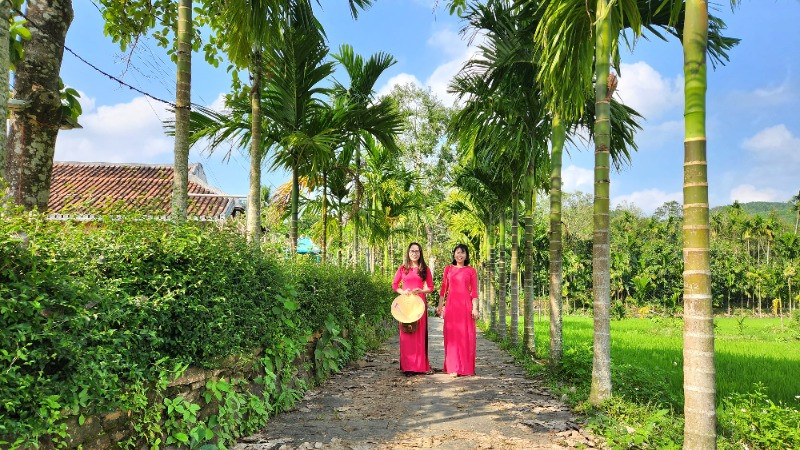 Du khách tham quan Làng cổ Lộc Yên (huyện Tiên Phước, Quảng Nam).