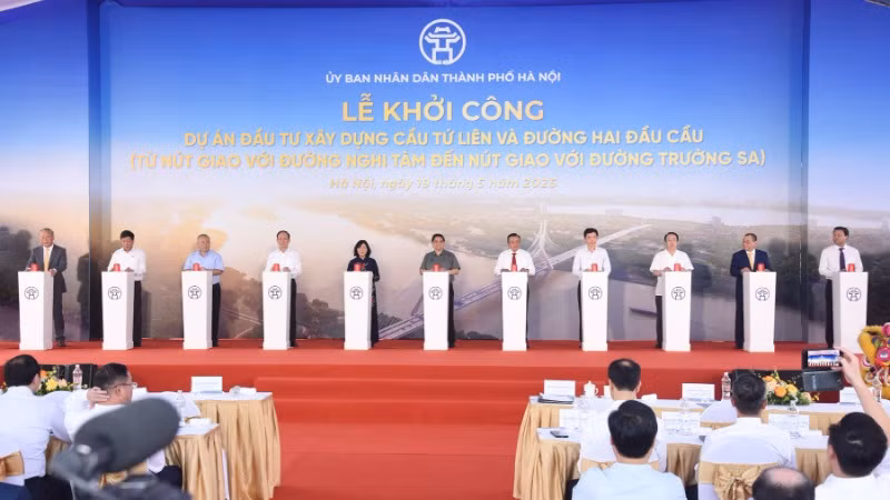 Thủ tướng Phạm Minh Chính và các đồng chí lãnh đạo thực hiện nghi thức khởi công dự án cầu Tứ Liên. (Ảnh: TRẦN HẢI)