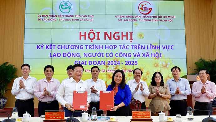 Đồng chí Lê Văn Thinh, Giám đốc Sở Lao động-Thương binh và Xã hội Thành phố Hồ Chí Minh và đồng chí Trần Thị Xuân Mai, Giám đốc Sở Lao động-Thương binh và Xã hội thành phố Cần Thơ thực hiện nghi thức ký kết chương trình hợp tác. Ảnh: molisa.gov.vn