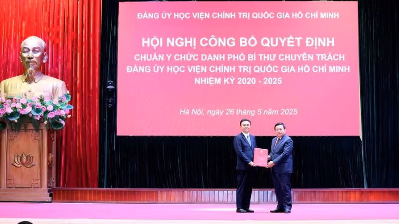 Giáo sư, Tiến sĩ Nguyễn Xuân Thắng trao Quyết định và tặng hoa chúc mừng đồng chí Trương Công Đắc.