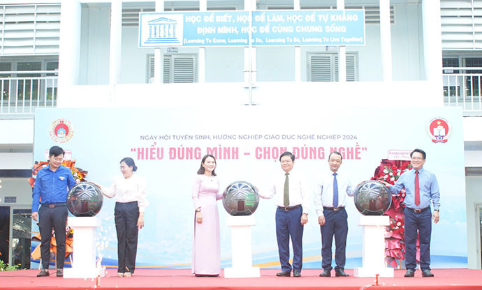 Ông Lê Văn Thinh, Giám đốc Sở Lao động-Thương binh và Xã hội Thành phố Hồ Chí Minh cùng các đại biểu thực hiện nghi thức khai mạc ngày hội. Ảnh: molisa.gov.vn