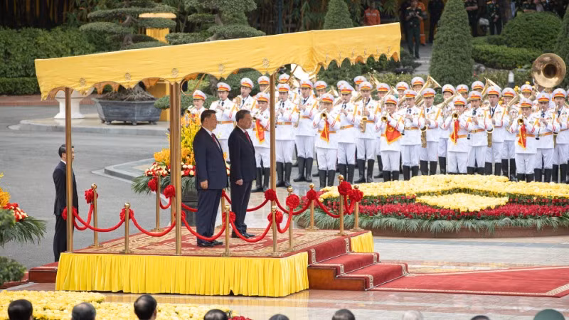 Tổng Bí thư Tô Lâm và Tổng Bí thư, Chủ tịch Trung Quốc Tập Cận Bình thực hiện nghi lễ cử Quốc thiều hai nước. (Ảnh: SƠN TÙNG) 