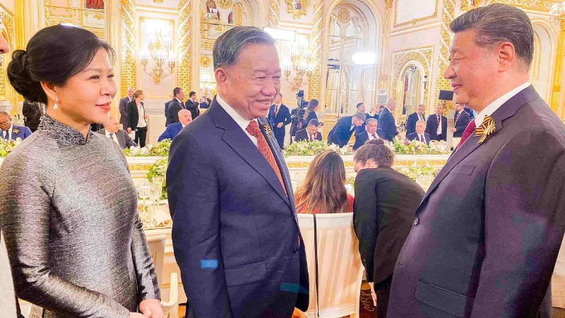 Tổng Bí thư Tô Lâm và Phu nhân gặp Tổng Bí thư, Chủ tịch Trung Quốc Tập Cận Bình tại tiệc chiêu đãi trọng thể trưởng đoàn các nước và khách mời danh dự tham dự Lễ kỷ niệm 80 năm Ngày Chiến thắng trong Chiến tranh Vệ quốc vĩ đại ngày 8/5 (giờ địa phương). (Ảnh: baoquocte.vn)