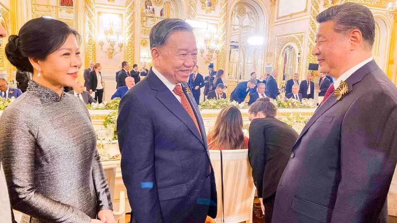 Tổng Bí thư Tô Lâm và Phu nhân gặp Tổng Bí thư, Chủ tịch Trung Quốc Tập Cận Bình tại tiệc chiêu đãi trọng thể trưởng đoàn các nước và khách mời danh dự tham dự Lễ kỷ niệm 80 năm Ngày Chiến thắng trong Chiến tranh Vệ quốc vĩ đại ngày 8/5 (giờ địa phương). (Ảnh: baoquocte.vn)