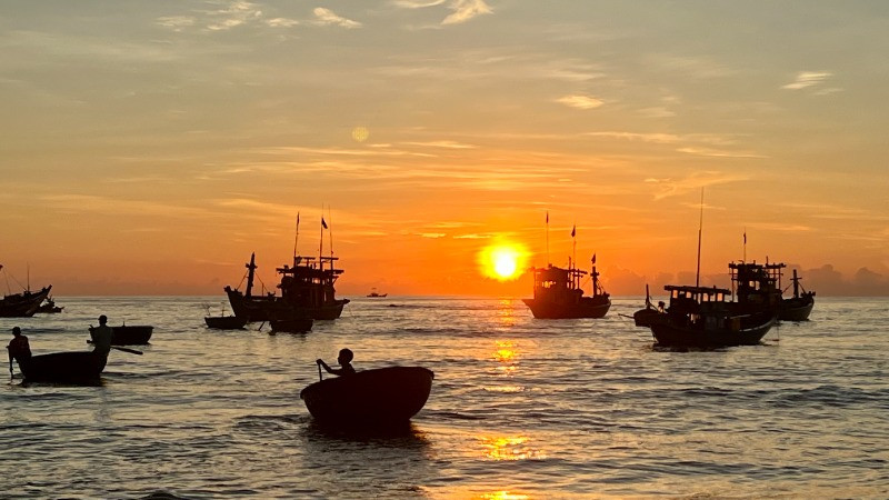 Những đảng viên ở vùng biển Quảng Nam luôn tranh thủ mọi nơi để tuyên truyền chủ trương của Đảng, chính sách, pháp luật của Nhà nước đến với ngư dân.