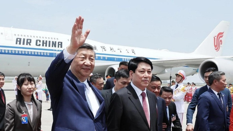 Tổng Bí thư, Chủ tịch nước Trung Quốc Tập Cận Bình đến Thủ đô Hà Nội, bắt đầu chuyến thăm cấp Nhà nước tới Việt Nam. (Ảnh: TTXVN)