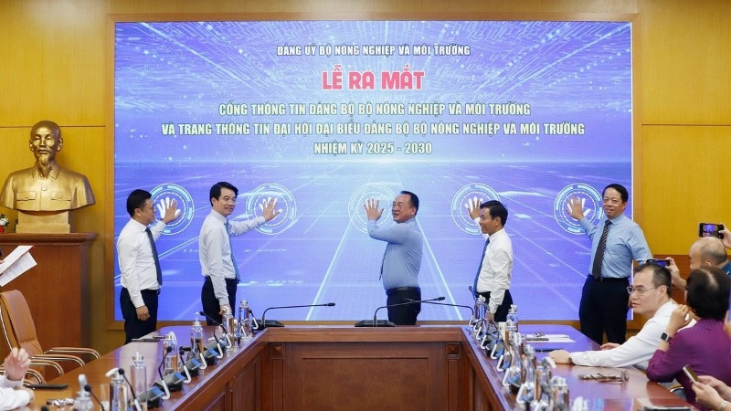 Các đại biểu bấm nút khai trương Cổng thông tin Đảng bộ Bộ Nông nghiệp và Môi trường và Trang thông tin Đại hội Đại biểu Đảng bộ Bộ Nông nghiệp và Môi trường nhiệm kỳ 2025-2030. (Ảnh: KHƯƠNG TRUNG)