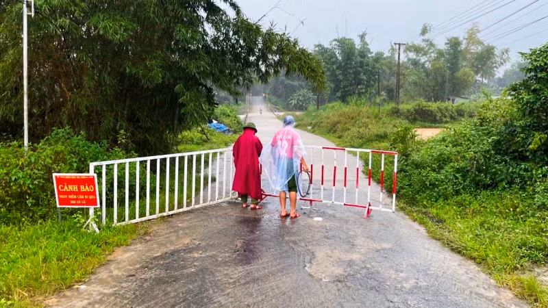 Nhiều khu vực trọng điểm tại huyện A Lưới xuất hiện ngập lụt cục bộ và nguy cơ trượt lở đất đá xuống khu dân cư.