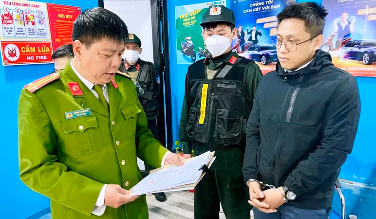 Cơ quan Công an đọc lệnh bắt giam đối tượng Lương Hoàng Nhật Nam. (Ảnh: Công an)