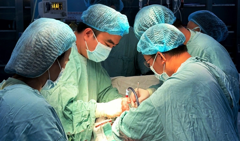 Ê-kíp tiến hành phẫu thuật cấp cứu bệnh nhân P. bị vỡ tim.