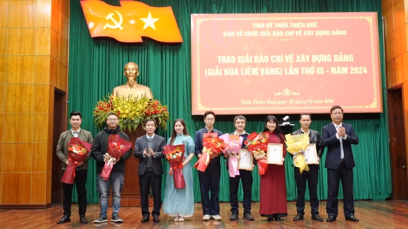 Lãnh đạo tỉnh trao giải A cho các tác giả đoạt Giải Búa liềm vàng tỉnh Thừa Thiên Huế lần thứ III năm 2024.